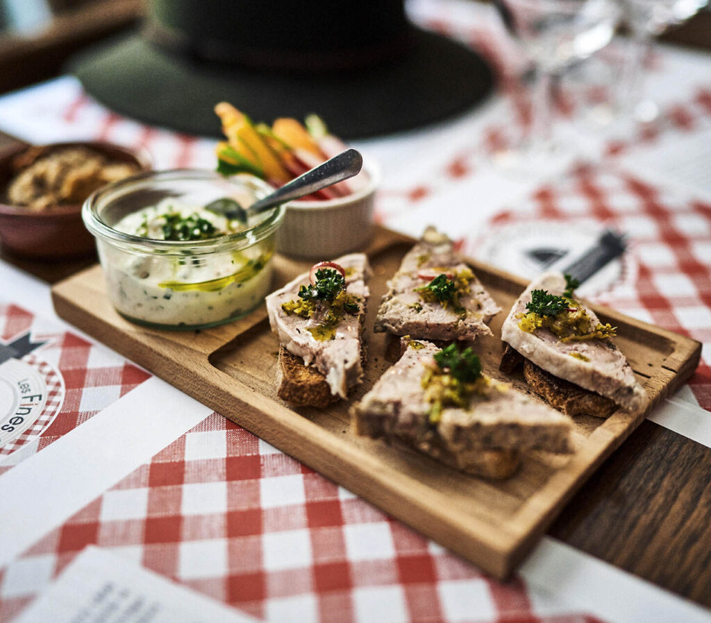 Découvrez l'ambiance chaleureuse des Fines Gueules, véritable bouchon lyonnais