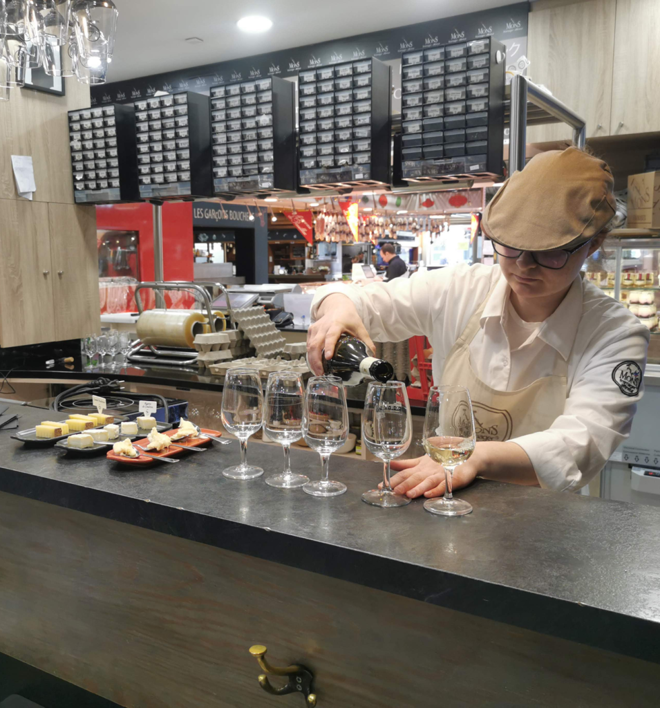 Un des meilleurs fromagers des Halles de Lyon que l'on inclut dans notre Food Tour